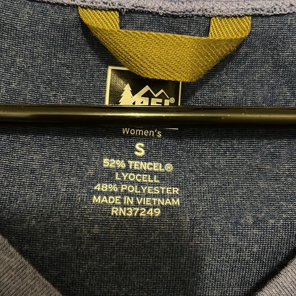 REI NWOT v-neck fitted tee - Picture 3 of 4